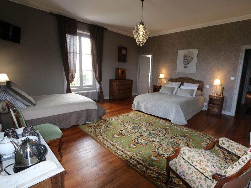 Le Petit Chateau Des Cedres image