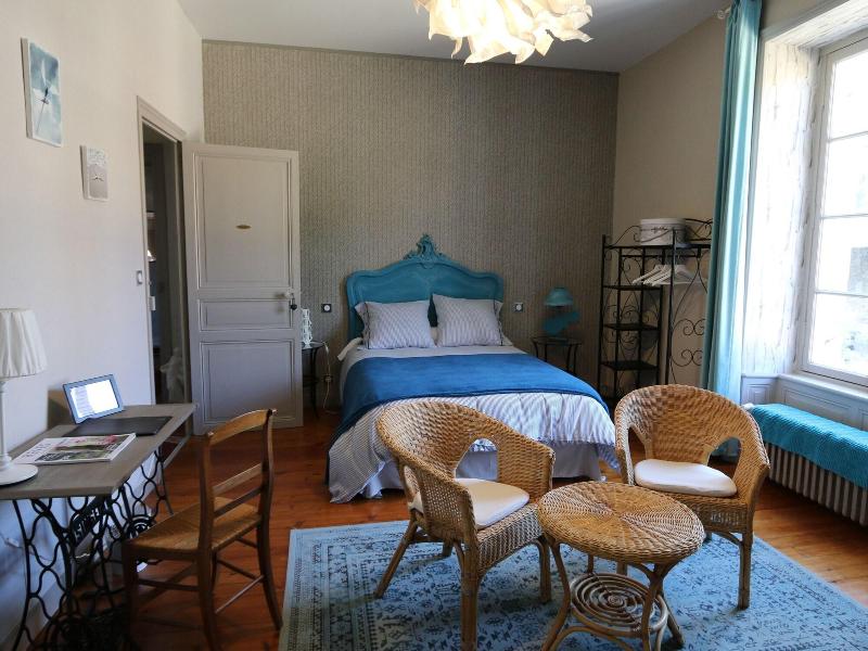 Le Petit Chateau Des Cedres image