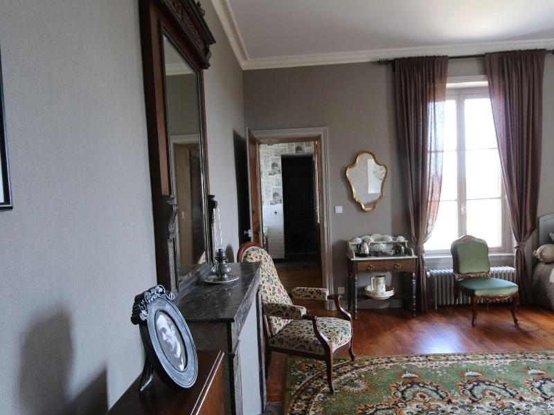 Le Petit Chateau Des Cedres image