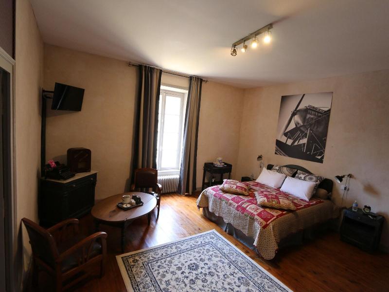 Le Petit Chateau Des Cedres image