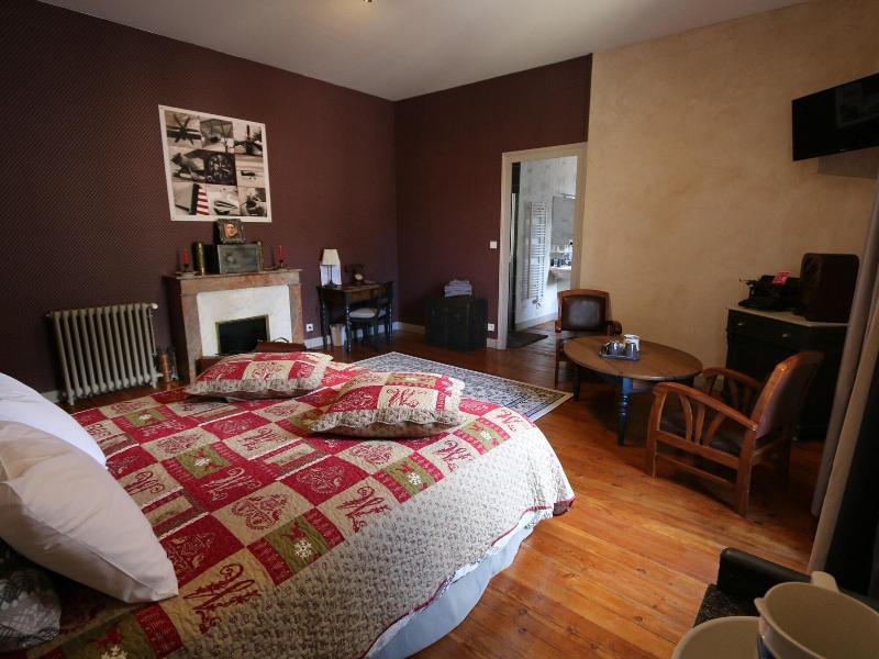 Le Petit Chateau Des Cedres image