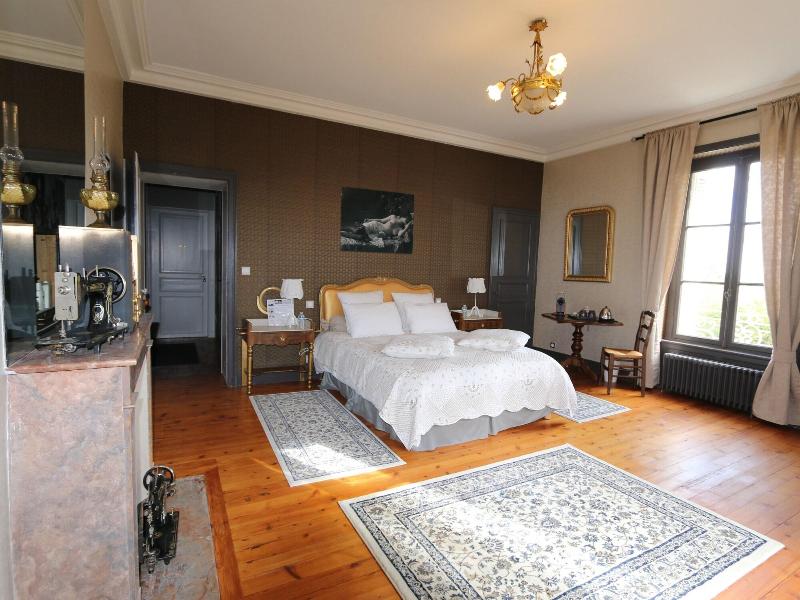 Le Petit Chateau Des Cedres image