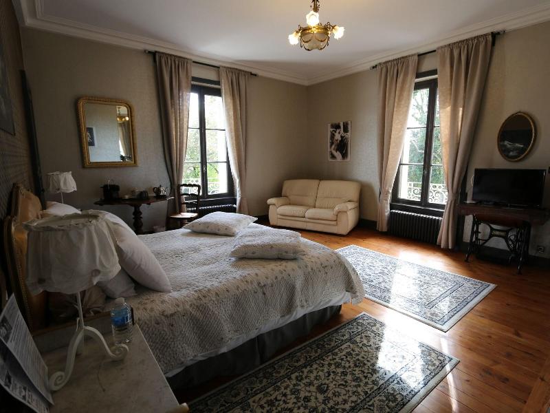 Le Petit Chateau Des Cedres image
