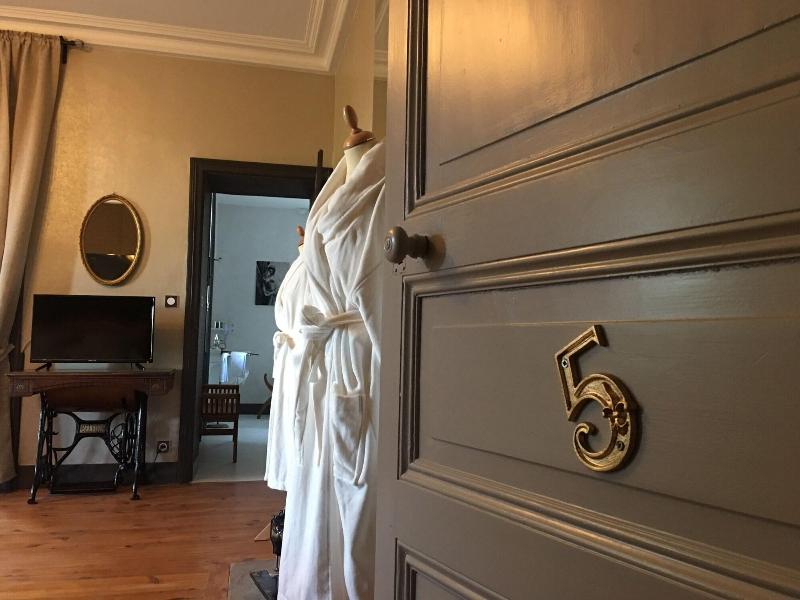 Le Petit Chateau Des Cedres image