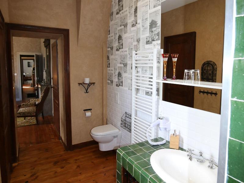 Le Petit Chateau Des Cedres image