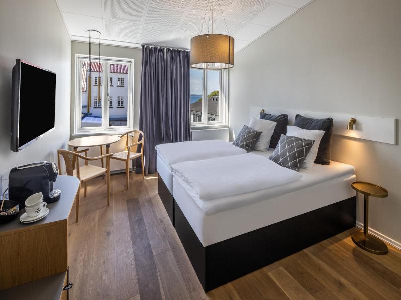 Strandhotel Røsnæs image