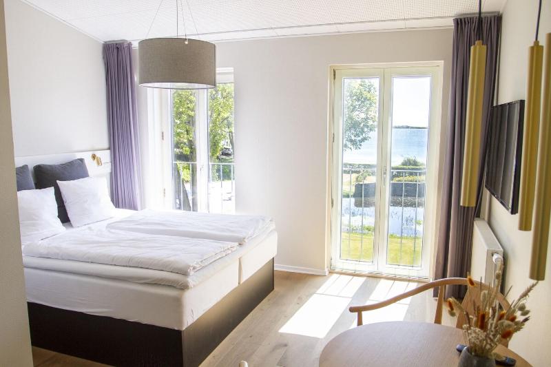 Strandhotel Røsnæs image