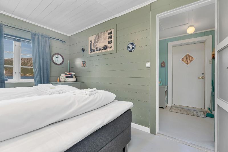 Lofoten Cottages image