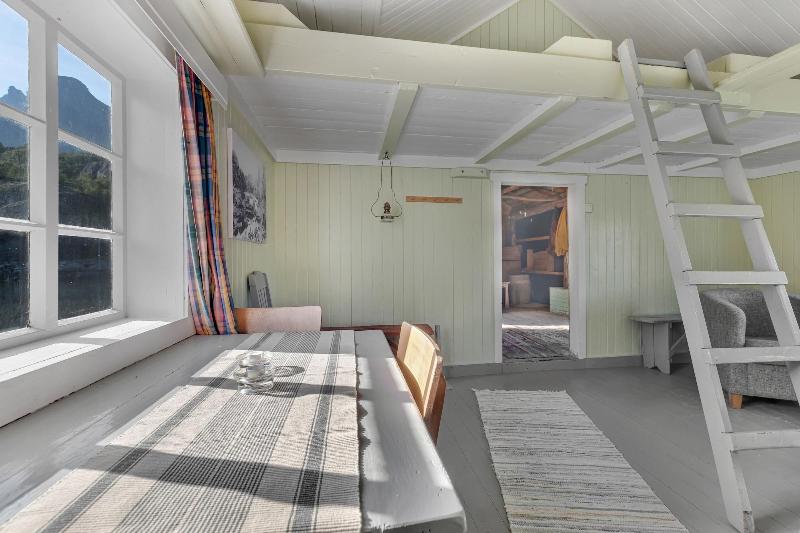 Lofoten Cottages image