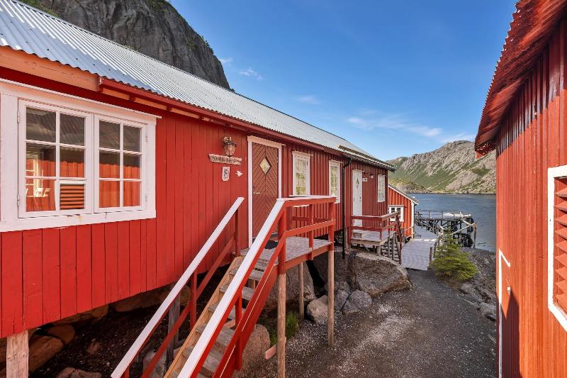 Lofoten Cottages image