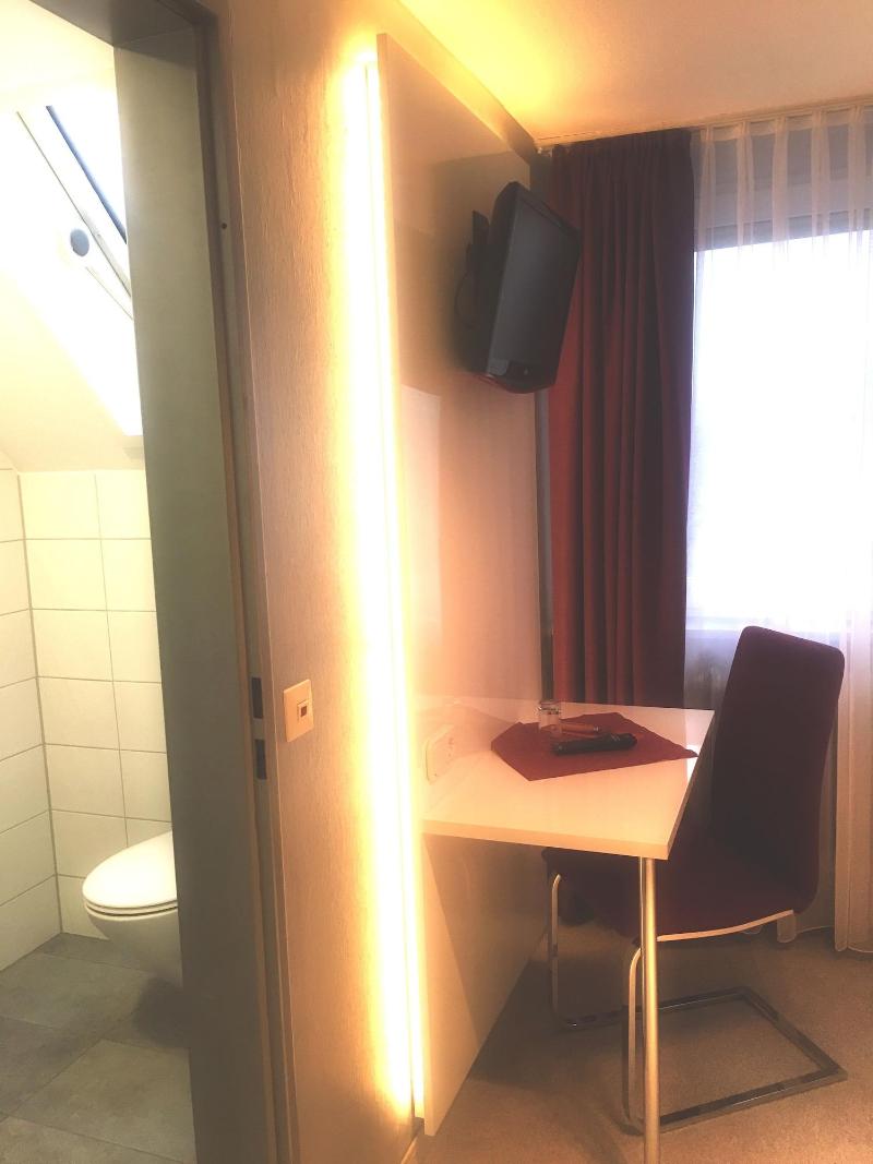 Hellers Twenty Four 2 (24H Self-Check-In) image