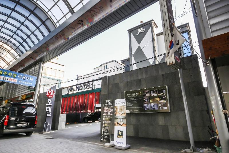 M7 Business Hotel image