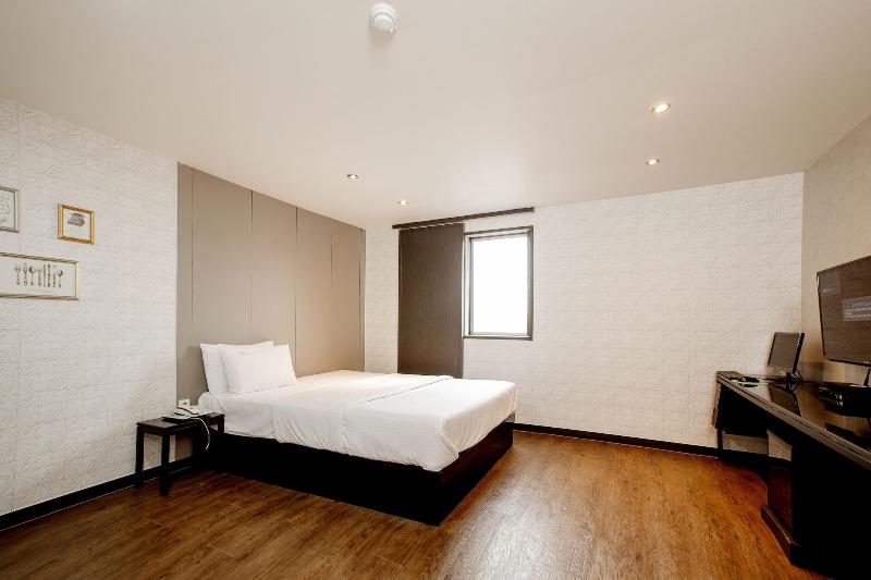 M7 Business Hotel image