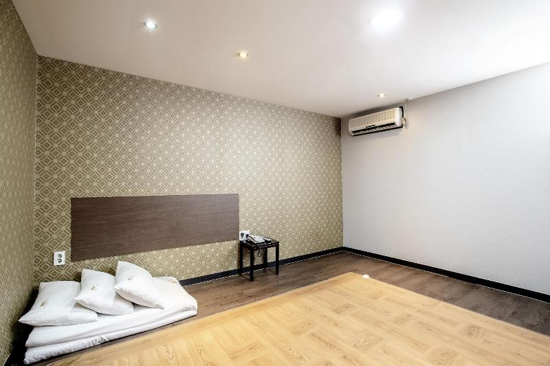 M7 Business Hotel image