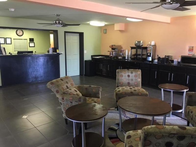 Econo Lodge Inn & Suites