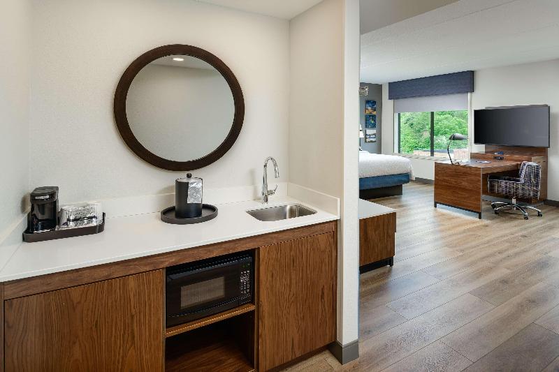 Hampton Inn By Hilton Blue Ridge image