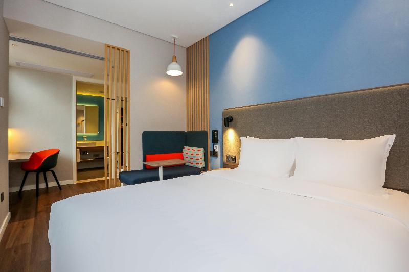 Holiday Inn Express  Jingdezhen Taoxichuan image