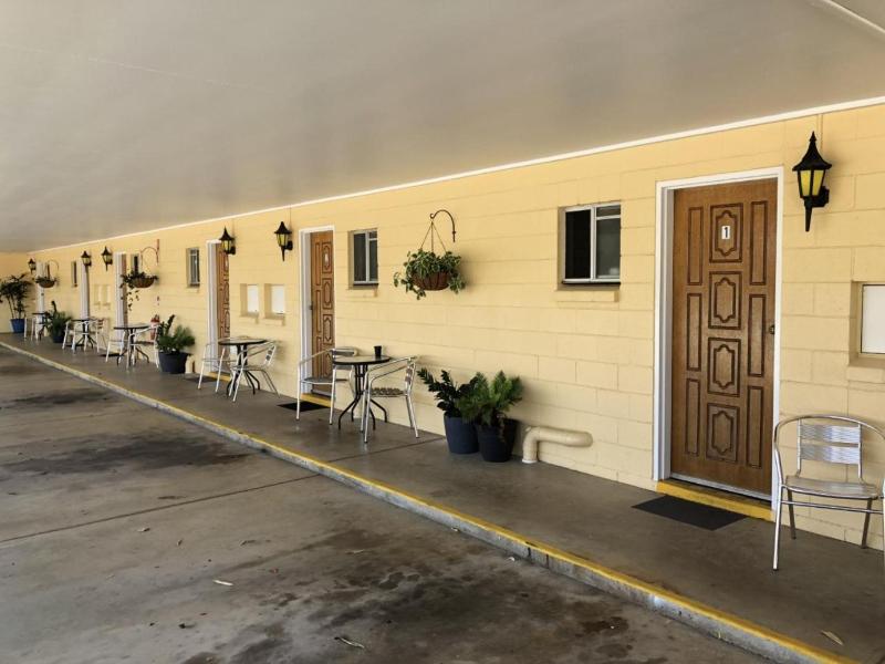 Bororen Hotel Motel — exterior view