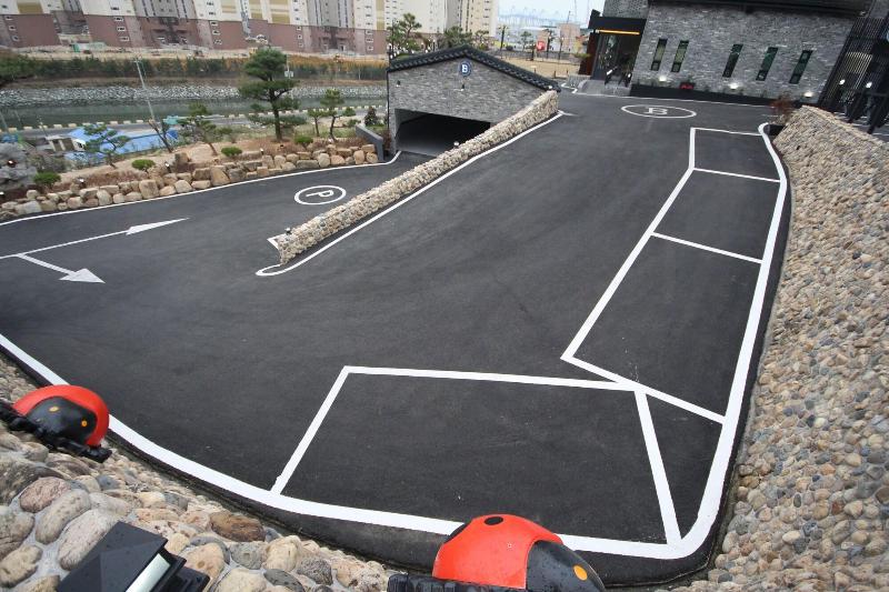 Brown Dot Hotel Jinhae image