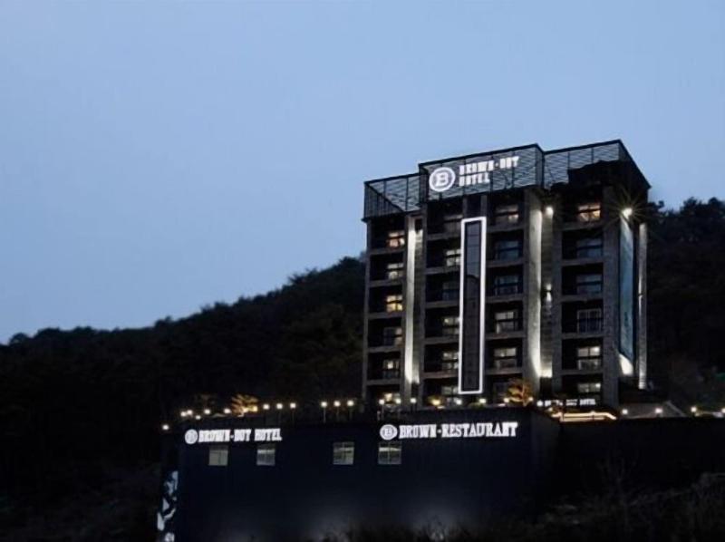 Brown Dot Hotel Jinhae image