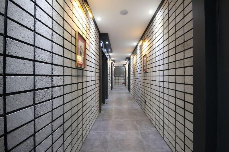 Brown Dot Hotel Jinhae image