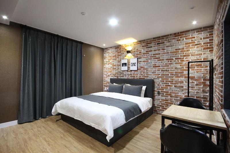 Brown Dot Hotel Jinhae image