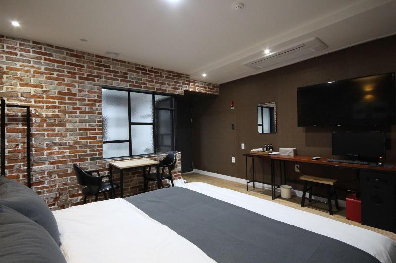 Brown Dot Hotel Jinhae image