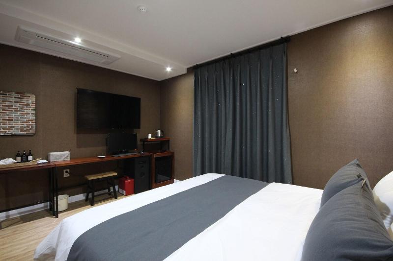 Brown Dot Hotel Jinhae image