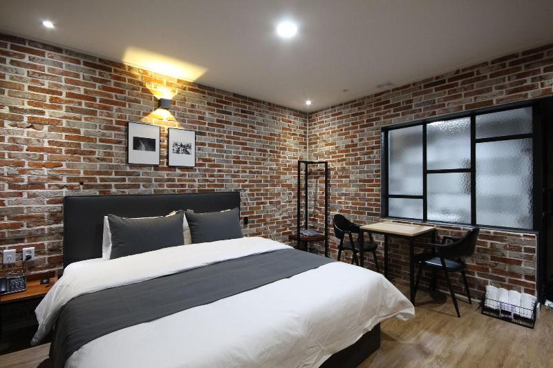 Brown Dot Hotel Jinhae image