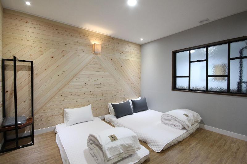 Brown Dot Hotel Jinhae image