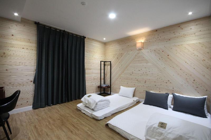 Brown Dot Hotel Jinhae image