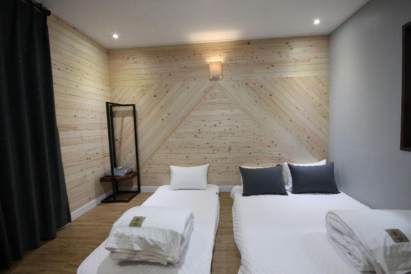 Brown Dot Hotel Jinhae image