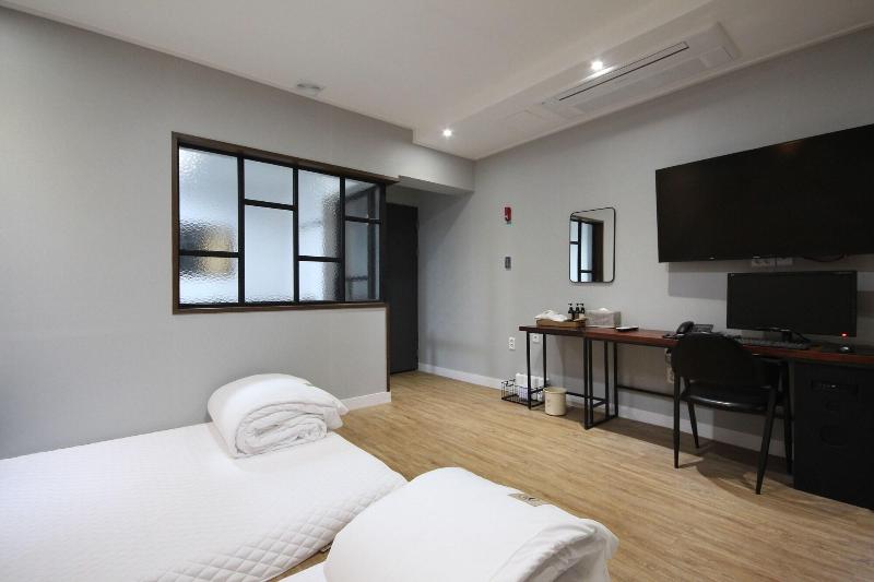 Brown Dot Hotel Jinhae image