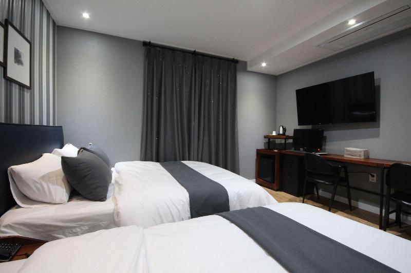 Brown Dot Hotel Jinhae image