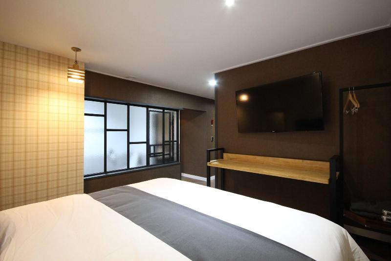 Brown Dot Hotel Jinhae image