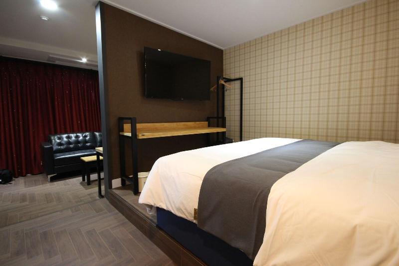 Brown Dot Hotel Jinhae image