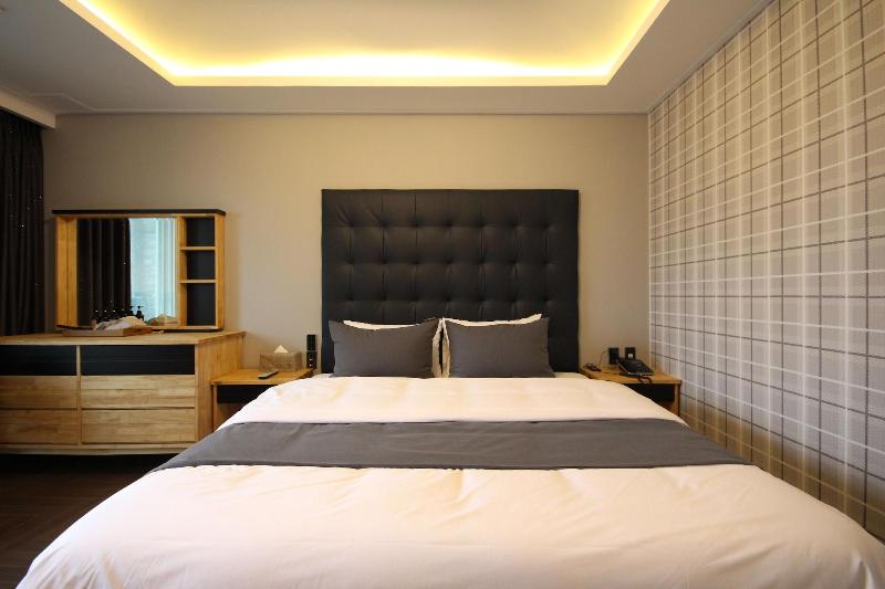 Brown Dot Hotel Jinhae image