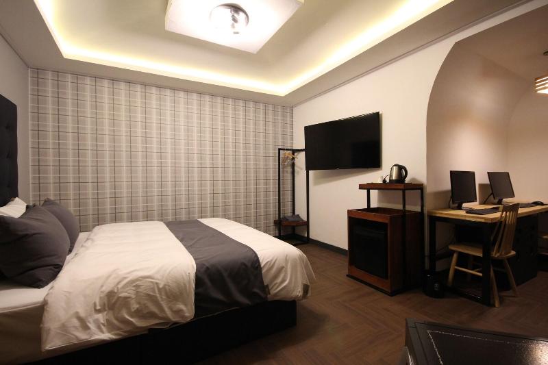 Brown Dot Hotel Jinhae image