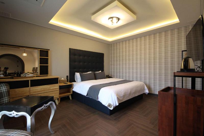 Brown Dot Hotel Jinhae image