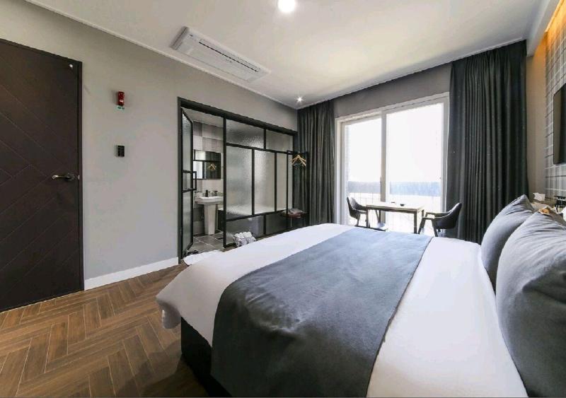 Brown Dot Hotel Jinhae image