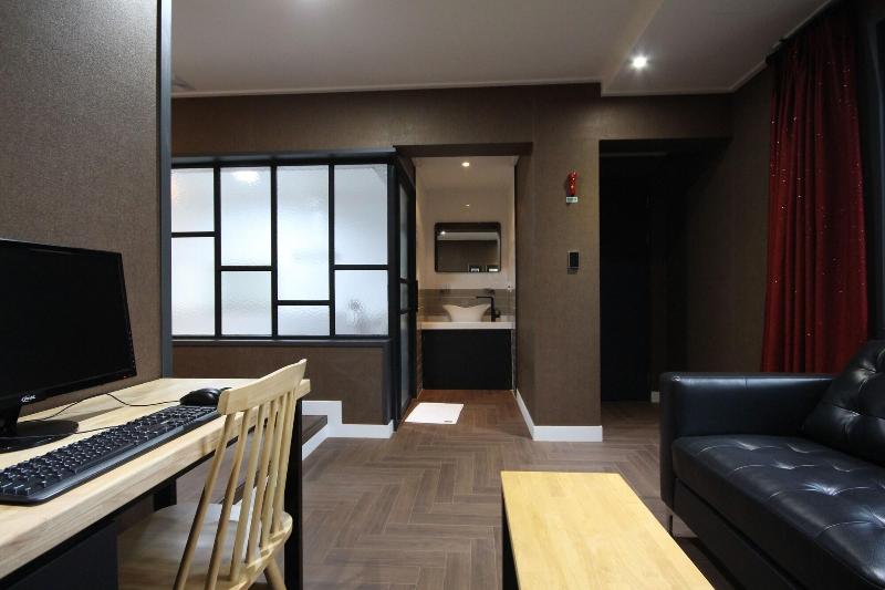 Brown Dot Hotel Jinhae image