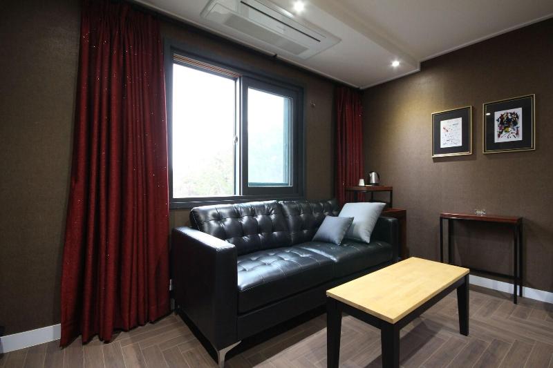 Brown Dot Hotel Jinhae image