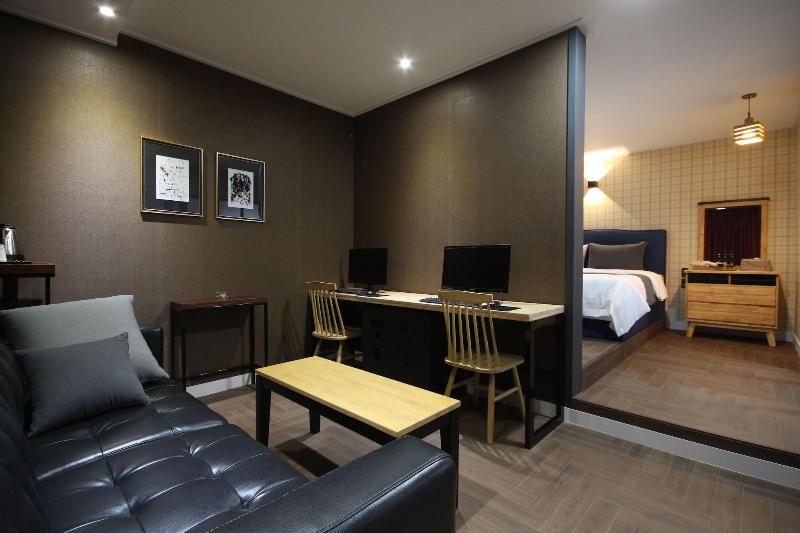 Brown Dot Hotel Jinhae image
