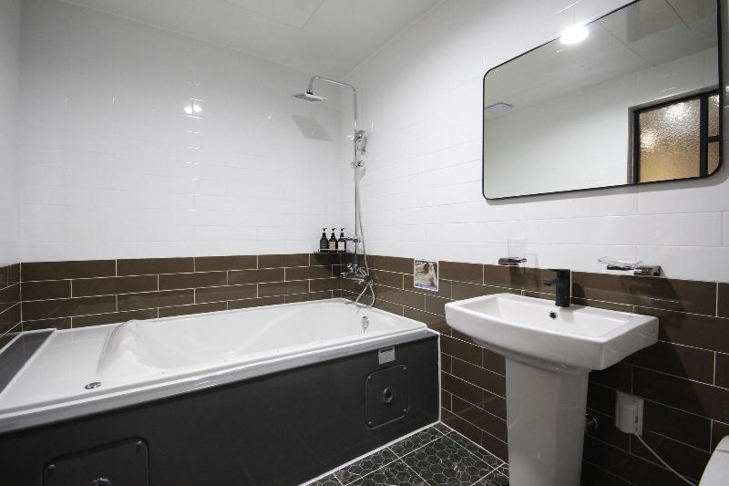 Brown Dot Hotel Jinhae image