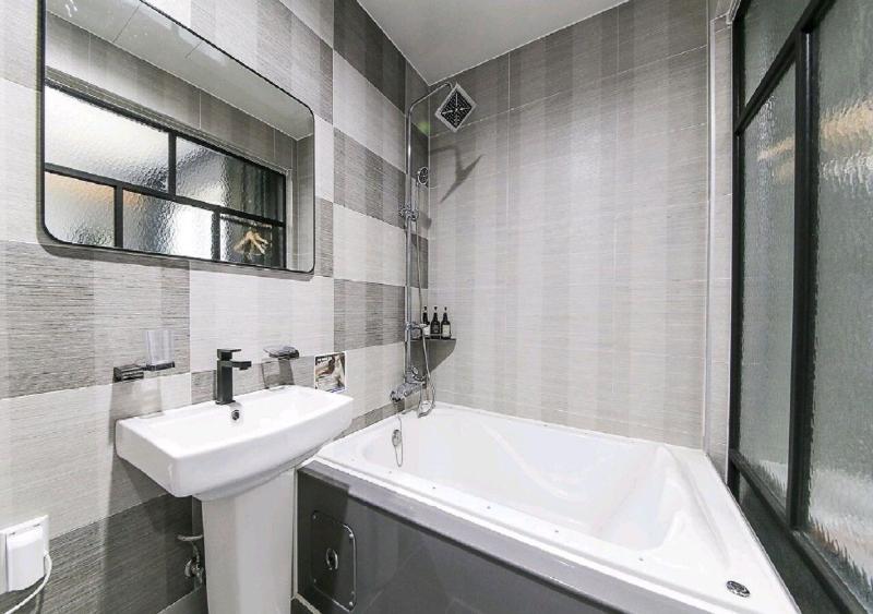 Brown Dot Hotel Jinhae image