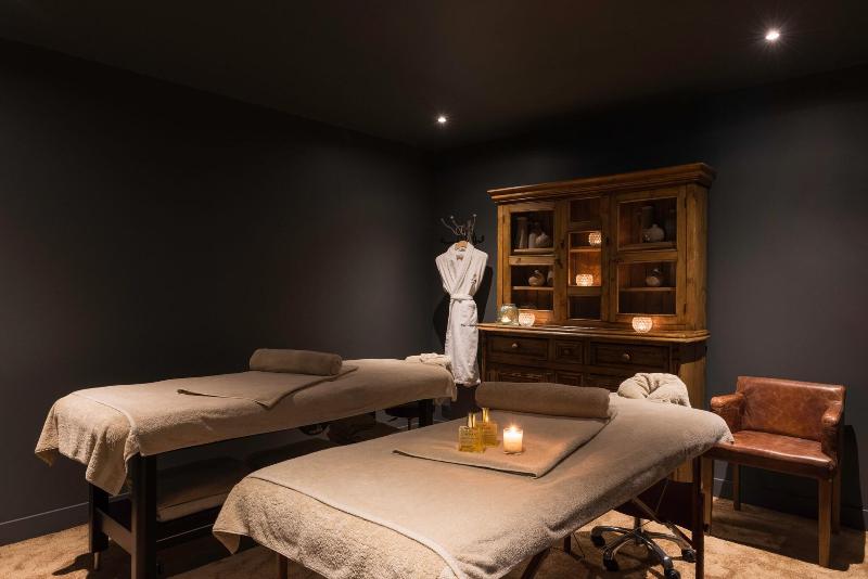 Hotel Spa Les Pins De César image