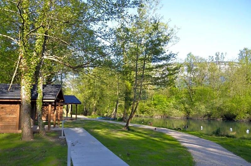 Les Lodges Du Lac image