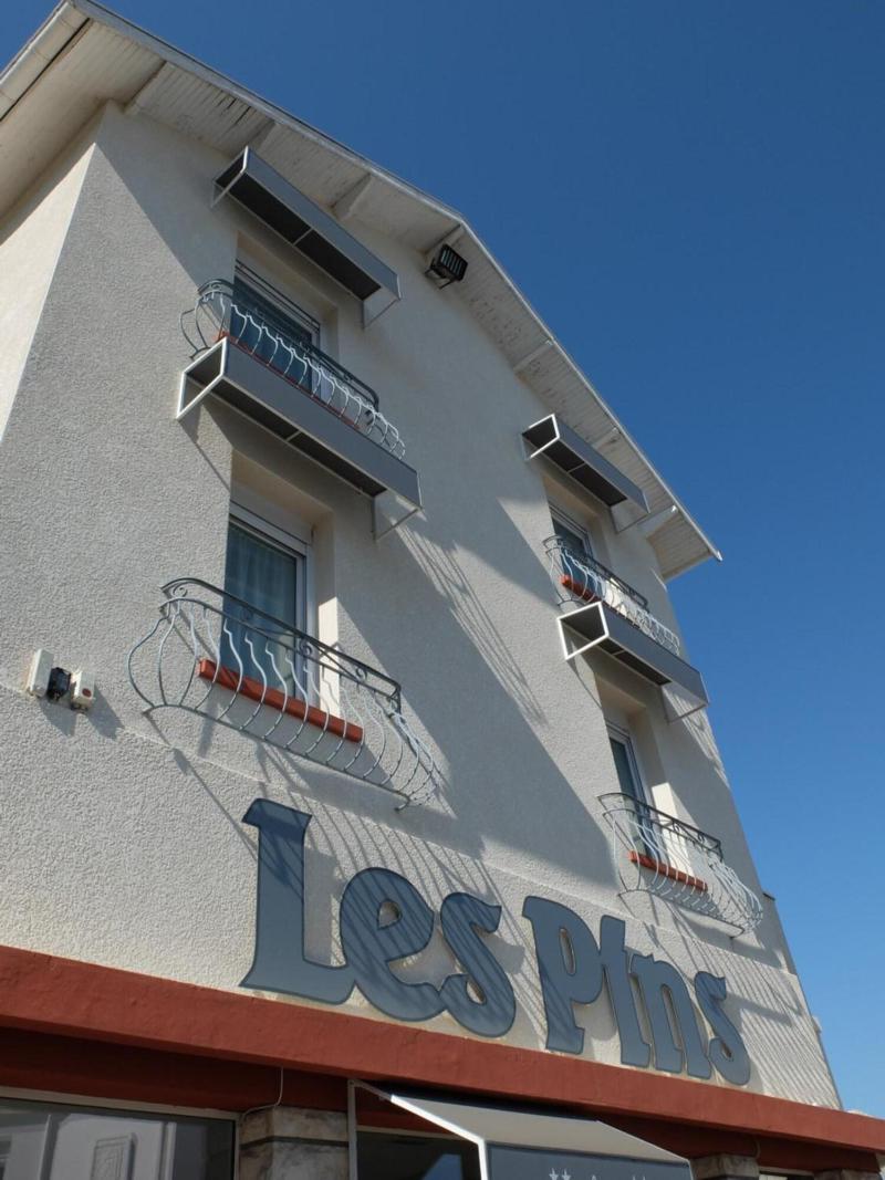 Hôtel Les Pins image
