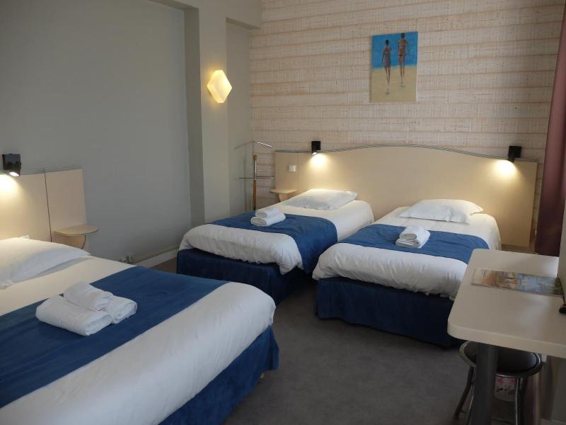 Hôtel Les Pins image