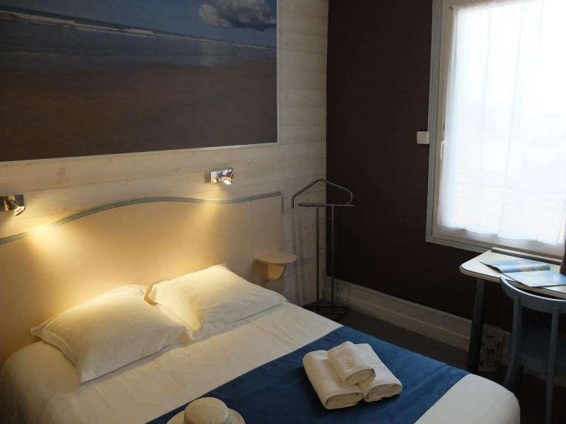 Hôtel Les Pins image